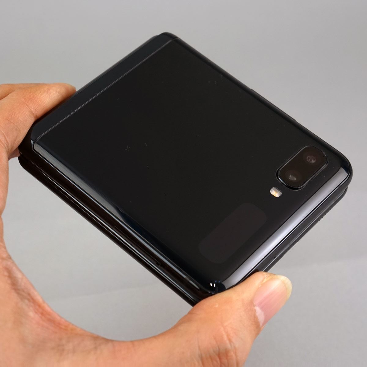 コンパクトに折りたためるスマホ、サムスン「Galaxy Z Flip SCV47」1