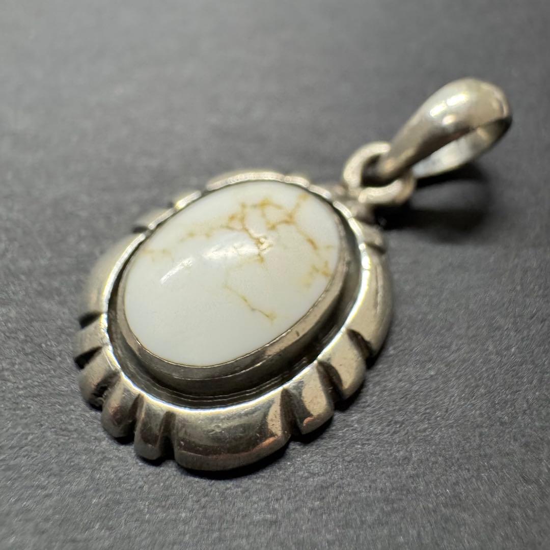 【ホワイトバッファロー sterling刻印】silver925 トップ ホワイトバッファロー】インディアンジュエリーペンダント | FARWEST