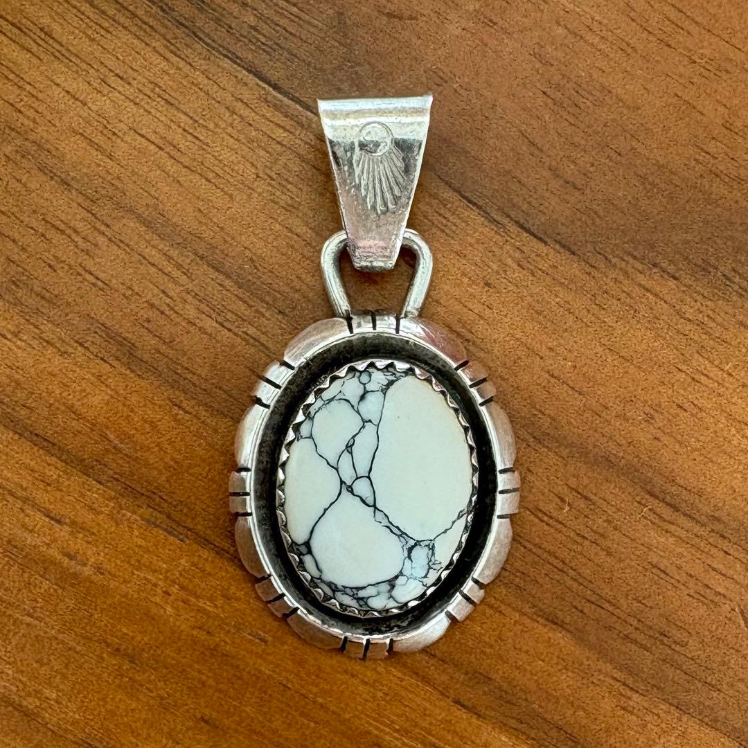 ホワイトバッファロー ネックレストップ - メルカリ