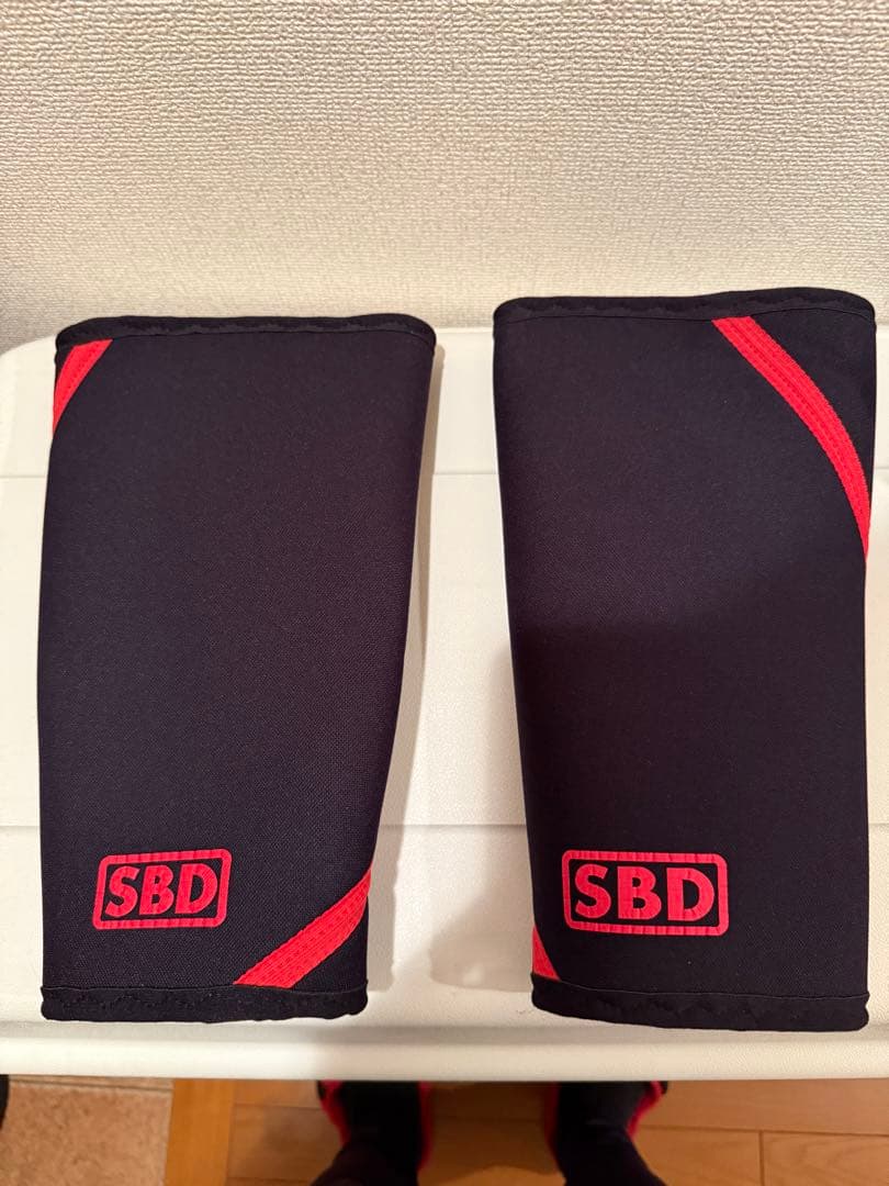 SBD ニースリーブ黒/赤 Mサイズ Amazon.co.jp: SBD ニースリーブ Mサイズ : スポーツ＆アウトドア